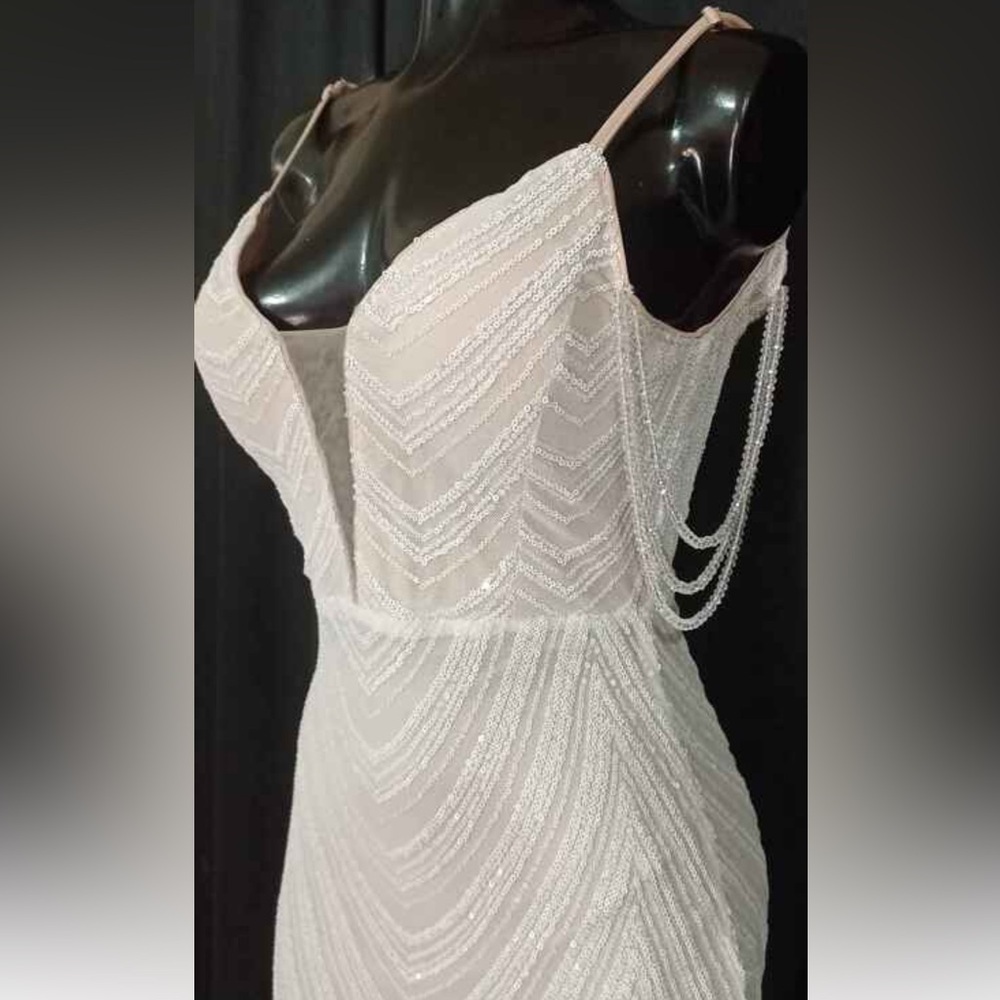 Elegant Ivory Evening Gown- 6(M) - Picture 8 of 16